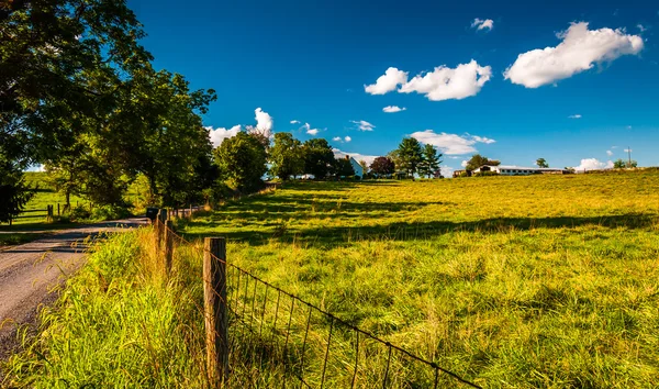 Fence along a dirt road in the Shenandoah Valley, Virginia. — Stock Photo, Image