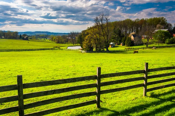 Zaun und Blick auf einen Bauernhof im ländlichen Kreis York, Pennsylvania. — Stockfoto
