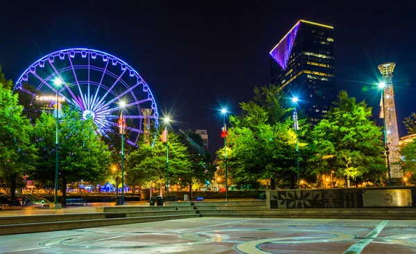 Ferris wheel and buildings seen from Olympic Centennial Park at — Stock Photo, Image