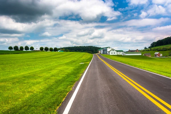 Campos y granero a lo largo de una carretera rural en el Condado de Carroll, Maryland — Foto de Stock