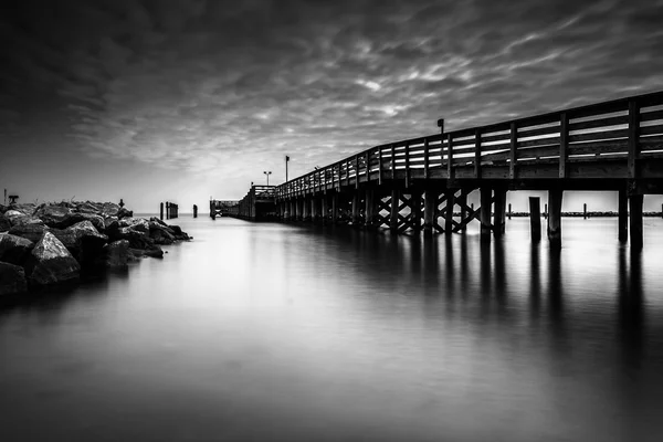 Fishing pier and jetty in Chesapeake Beach, Maryland — Stock Photo, Image