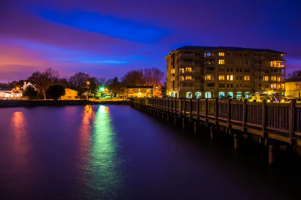 Fishing pier and the waterfront at night, in Havre de Grace, Mar — Stock Photo, Image