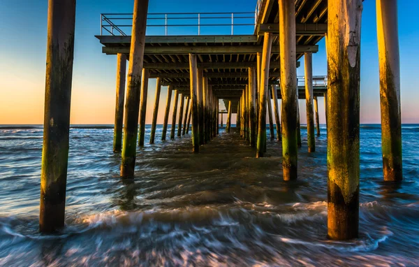 Muelle de pesca y olas en el Océano Atlántico al amanecer en Ventn — Foto de Stock