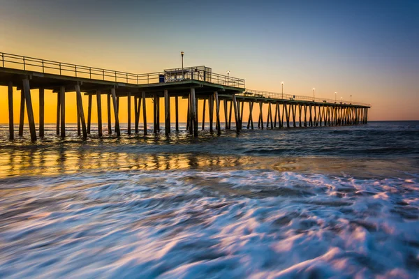 Fishing pier and waves on the Atlantic Ocean at sunrise in Ventn — Stock Photo, Image