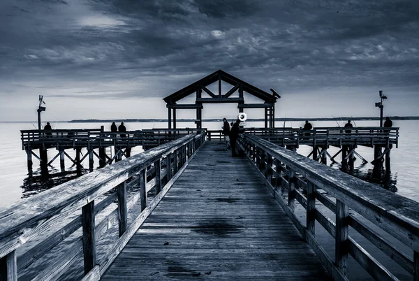 Muelle de pesca en el río Potomac, en el Parque Estatal de Leesylvania, Vi —  Fotos de Stock