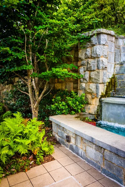 Fountain and garden at Piedmont Park in Atlanta, Georgia. — Stock Photo, Image