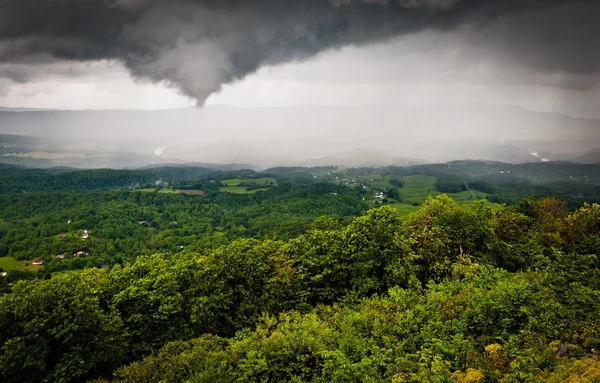 Nuvem de funil e chuva de primavera sobre o Vale do Shenandoah, se — Fotografia de Stock