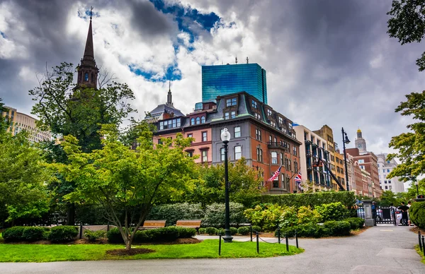 Giardino ed edifici a Boston, Massachusetts . — Foto Stock