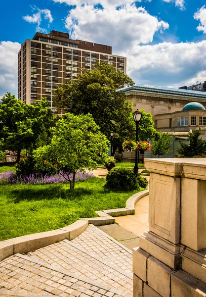 Garten und Gebäude in mount vernon, baltimore, maryland. — Stockfoto