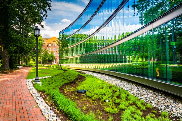 Garden and modern building at John Hopkins University in Baltimo — Stock Photo, Image