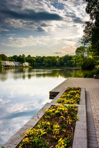 Garden and promenade along the shore of Wilde Lake, in Columbia, — Stock Photo, Image