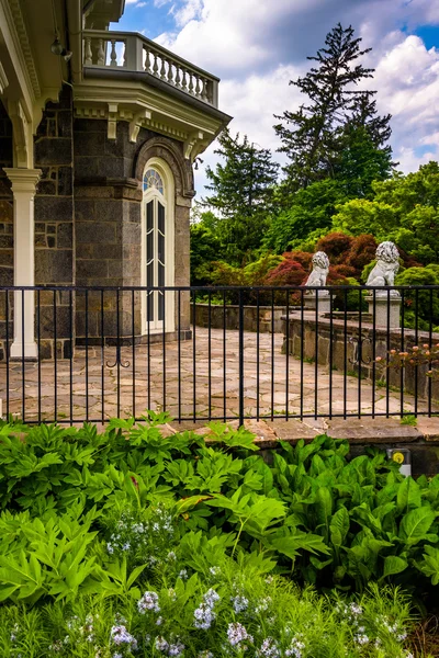 Garden in front of the Cylburn Mansion at Cylburn Arboretum in B — Stock Photo, Image
