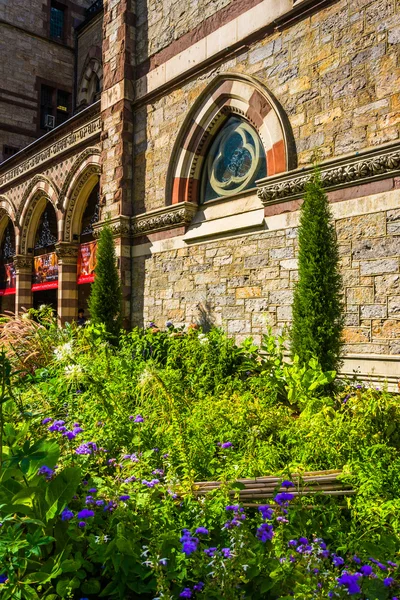 Garden outside a church in Boston, Massachusetts. — Stock Photo, Image