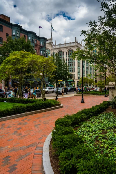 Giardini lungo un sentiero di mattoni a Boston, Massachusetts . — Foto Stock