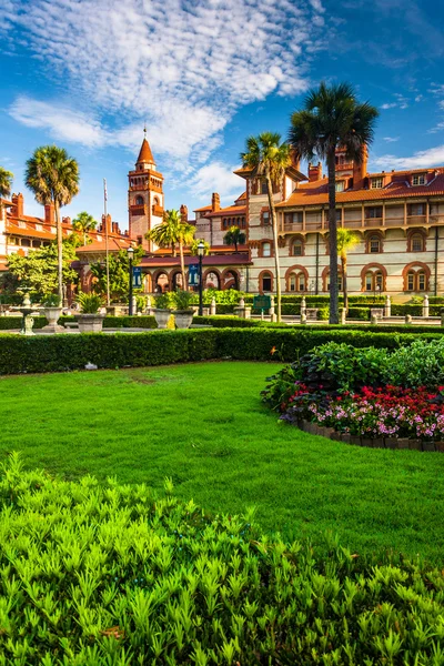 Gardens and Ponce de Leon Hall at Flagler College, St. Augustine — Stock Photo, Image