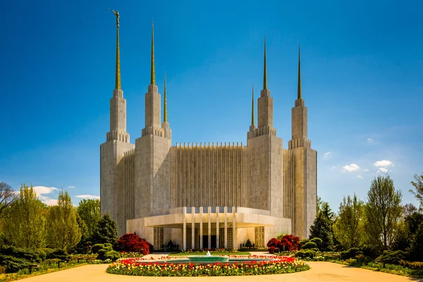 Gardens in front of the Washington DC Mormon Temple in Kensingto — Stock Photo, Image