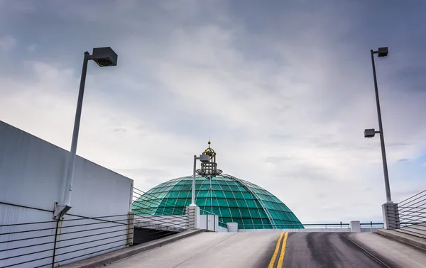 Стеклянный купол и рампа для парковки в Тоусоне, Мэриленд . — стоковое фото