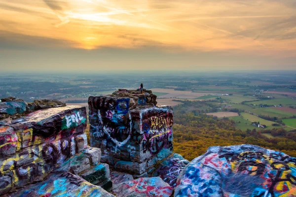 Graffiti bedeckte Felsen und Blick auf das sperrige Tal — Stockfoto