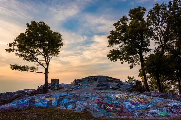 Graffiti bedeckten Felsen auf dem Gipfel des hohen Felsens, in pen mar co — Stockfoto