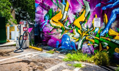 Graffiti duvar ve içinde küçük fi bir benzin istasyonunda bir hava pompası