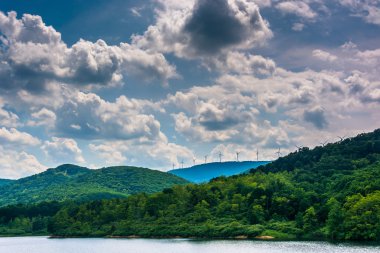 göl ve kırsal Potomac yüksek bir dağ sırtı üzerinde yel değirmenleri