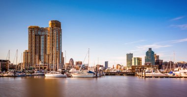 bir yat limanı ve binaların içinde bal Waterfront uzun pozlama