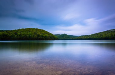 bulutlar dağlar ve uzun pine çalıştırmak üzerinde hareket uzun pozlama 