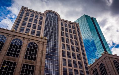 boston, massachusetts'ın modern binalarda bakarak. 