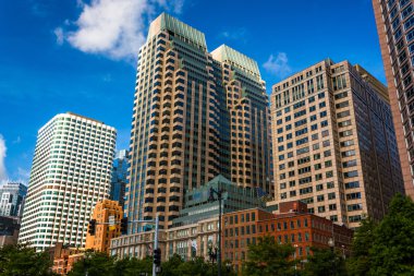 boston, massachusetts'ın modern binalarda bakarak. 