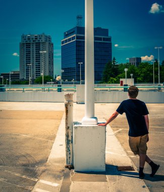 adam ve highrises için garajda en Üstten Görünüm