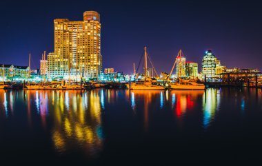 Marina ve apartman gece Baltimore, maryland. 