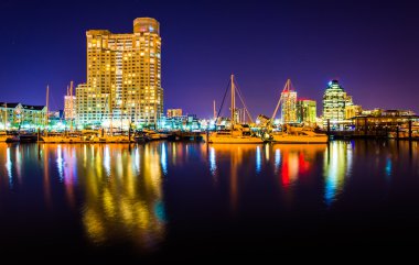 Marina ve apartman gece Baltimore, maryland. 