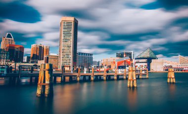 baltimore iç liman manzarası gün ortası uzun pozlama 