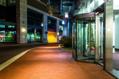 Baltimore, maryland bir cadde boyunca geceleri modern binalar.