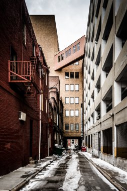 dar sokak ve Baltimore, maryland kapalı otopark. 