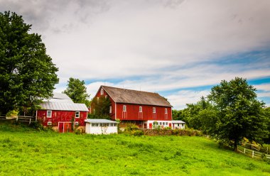 kırsal york County, pennsylvania bir çiftlikte eski kırmızı ahır.
