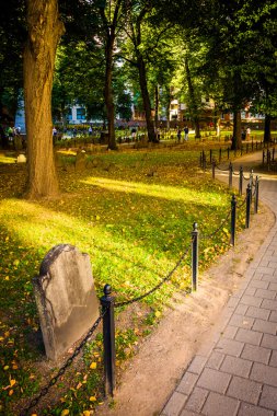 Boston, massachusetts tarihi mezarlığı ile yolu. 