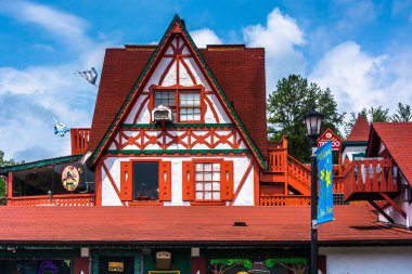 helen, Gürcistan'ın kırmızı çatılı bina. 