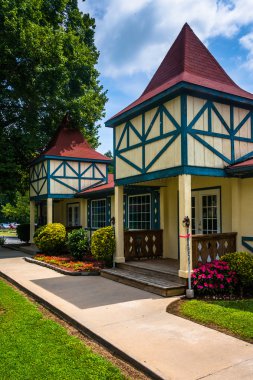 helen, Gürcistan'ın kırmızı çatılı bina. 