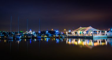 reflecties van een pier en boten in de potomac rivier in de nacht, ik