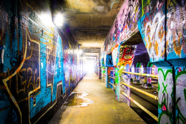 Graffiti uvnitř krog ulici tunelu v Atlantě, Gruzie. — Stock fotografie