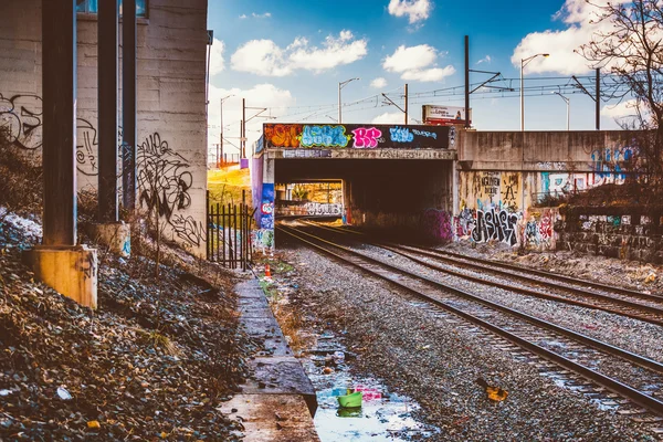 Graffiti en un puente sobre vías férreas en Baltimore, Maryland —  Fotos de Stock