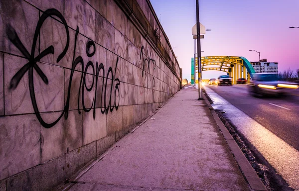 Graffiti na zdi a provoz nad ulice howard bri — Stock fotografie