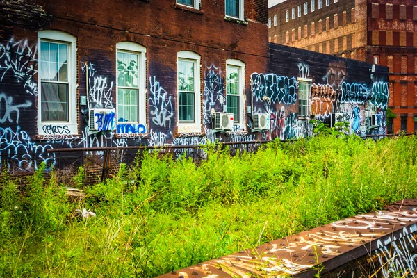 Egy régi tégla épület, láttam az olvasás viadukttól graffiti — Stock Fotó