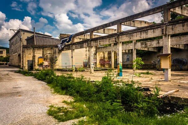 Graffiti sobre las ruinas de un antiguo edificio en Glen Rock, Pennsylva — Foto de Stock