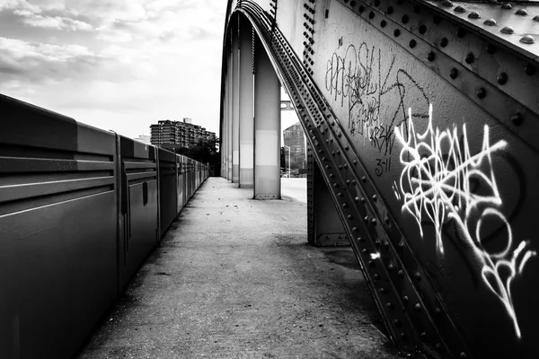 Graffiti aan de zijkant van het kleurrijke howard street bridge in bal — Stockfoto