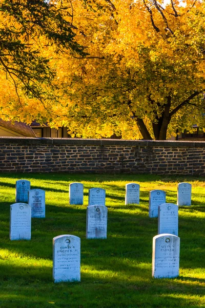 Graves and autumn color at the Gettysburg National Cemetary. — Stock Photo, Image