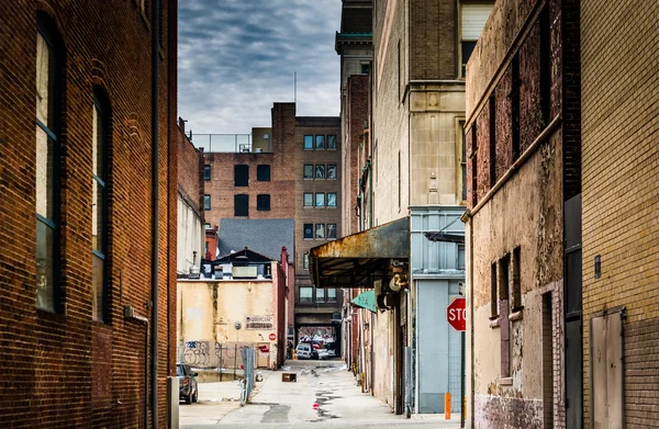 Beco Grungy no centro de Baltimore, Maryland . — Fotografia de Stock