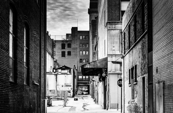 Grungy vicolo nel centro di Baltimora, Maryland . — Foto Stock