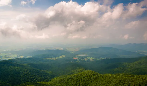 Hazy vista della valle di Shenandoah da Little Stony Man Cliffs — Foto Stock